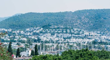 Bodrum şehir ve tipik Ege mimari evler Bodrum,Turkey.23 Ağustos 2017 içinde beyaz renk ile görünümü.