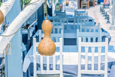 Bodrum sokakları, Restoran masa ve sandalyeler ile dekoratif calabash Ağustos 2017 tree,Turkey.23 üzerinde asılı görünümü.