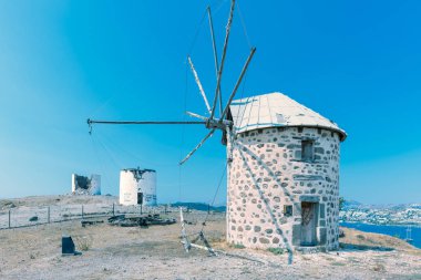 Geleneksel dizi yel değirmenleri bakan Bodrum ve Gümbet Bodrum tepenin üstüne geri.
