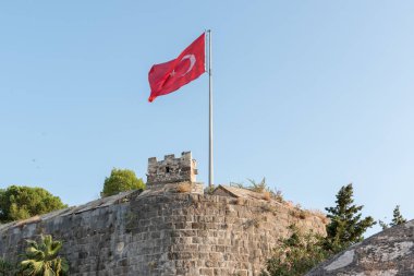 Dış görünümü St. Peter Kalesi (Bodrum Kalesi) ve Türk bayrağını bir Bodrum, Türkiye