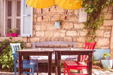 Retro Fotoğraf filtre etkisi-orada Çaydanlık ve saksı Cafe tablo vardır. Asılı duvar, pencere Alaçatı adlı köşesinde, Izmir, Türkiye'de popüler bir hedef için seyahat ve tatil Hatıra Eşyası.