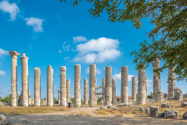 Turistas Identificados Caminando Explorando Templo Zeus Uzuncaburc Antigua Ciudad Ubicada —  Fotos de Stock