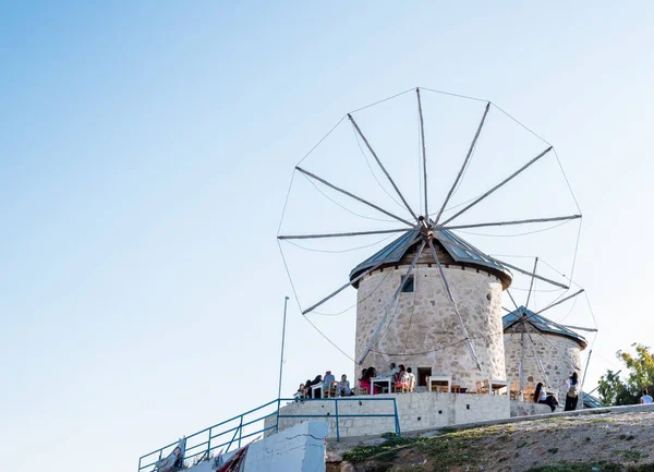 Menschen Essen Und Trinken Einem Café Der Nähe Der Windmühle — Stockfoto