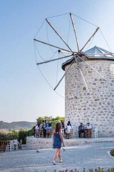 Menschen Essen Und Trinken Einem Café Der Nähe Der Windmühle — Stockfoto