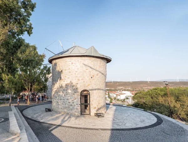 Hochauflösender Panoramablick Auf Windmühlen Die Einem Sonnigen Tag Der Stadt — Stockfoto