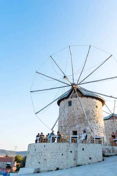 Menschen Essen Und Trinken Einem Café Der Nähe Der Windmühle — Stockfoto