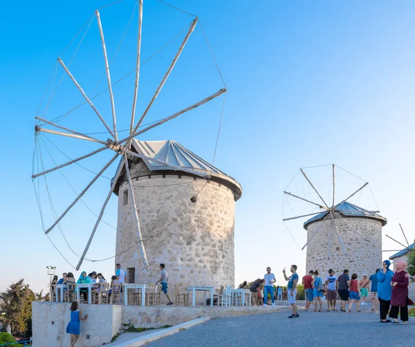 Menschen Essen Und Trinken Einem Café Der Nähe Der Windmühle — Stockfoto