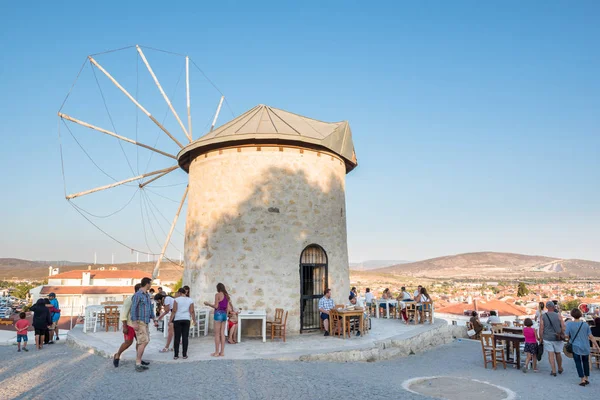 は食べたり飲んだり風車近くのカフェで晴れた日にイズミールの町 旅行や Izmir Turkey での休日のための普及した行先で 2017 — ストック写真