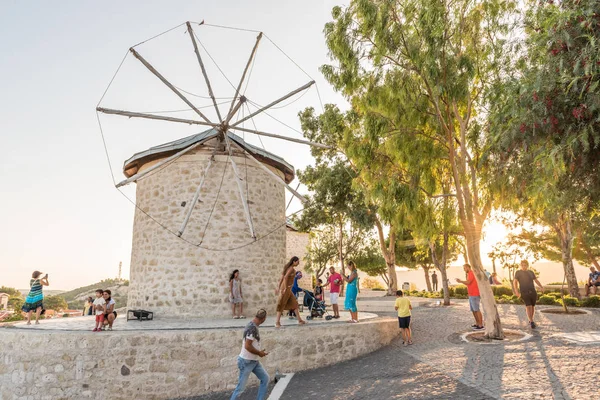 Einem Sonnigen Tag Besuchen Die Menschen Alte Steinerne Windmühlen Alacati — Stockfoto
