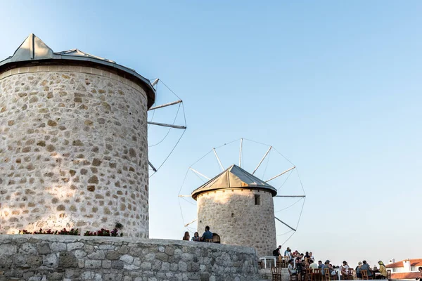 Einem Sonnigen Tag Besuchen Die Menschen Alte Steinerne Windmühlen Alacati — Stockfoto
