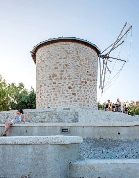 Einem Sonnigen Tag Besuchen Die Menschen Alte Steinerne Windmühlen Alacati — Stockfoto