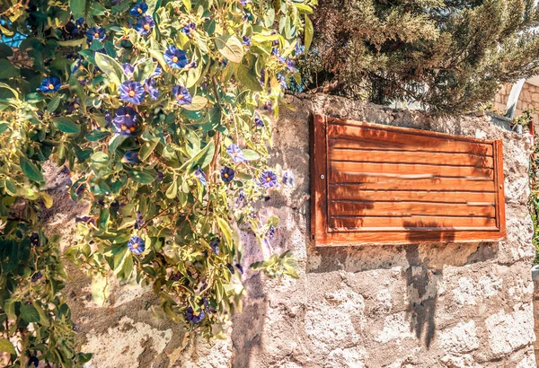 Vista Frontal Letreros Madera Libres Limpios Una Pared Piedra Blanca — Foto de Stock