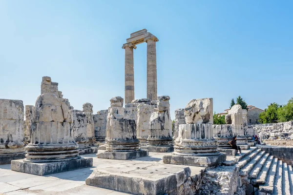 Kimliği belirsiz kişi ziyaret edin ve Apollo Tapınağı Didyma Didim,Aydin,Turkey.22 içinde vasıl Ağustos 2017 keşfedin
