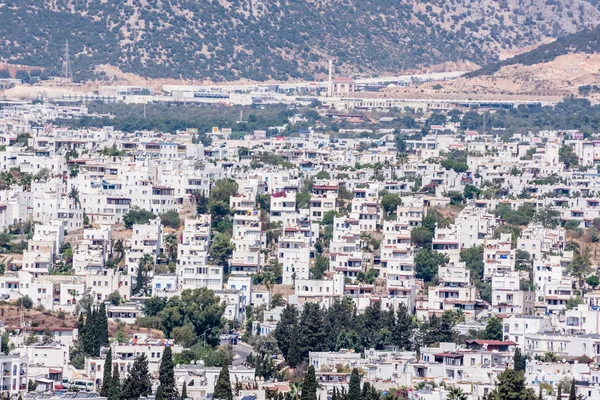 Bodrum, Türkiye'de beyaz renk ile birçok tipik Ege mimarisi evlerin havadan görünümü.