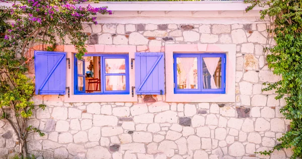 Mavi Küçük Açık Ahşap Pencere Alaçatı Izmir Türkiye Nin Çevresinde — Stok fotoğraf