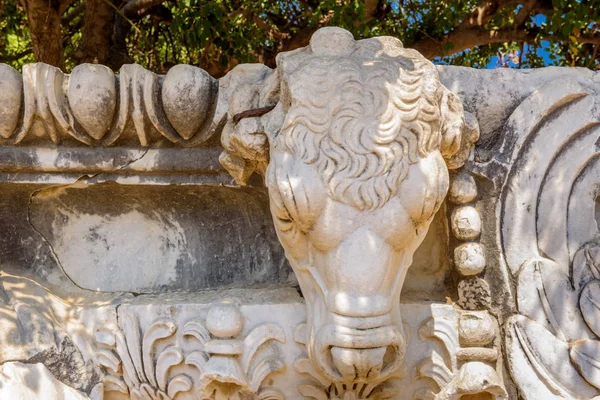 Πέτρα Κεφάλι Ταύρου Στο Ναό Του Απόλλωνα Στο Αρχαιολογικό Χώρο — Φωτογραφία Αρχείου