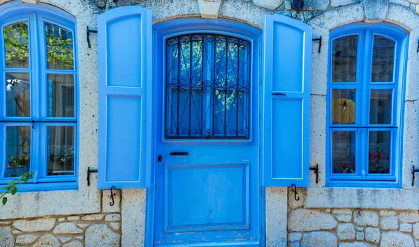 Tourquaz Turkuaz Rengi Ahşap Kapı Pencere Ile Alaçatı Türkiye Beyaz — Stok fotoğraf