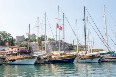 Lüks Yat ve yelken Yatlar Bodrum limanında St. Peter Kalesi, Bodrum Kalesi ve deniz manzaralı. Bodrum,Turkey.23 Ağustos 2017