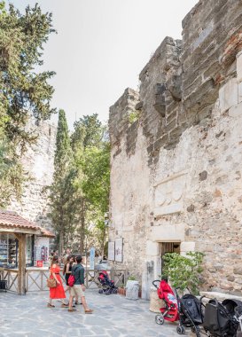 Kimliği belirsiz kişi yürümek ve St. Peter Kalesi veya Bodrum Kalesi, Turkey.23 Ağustos 201 keşfetmek