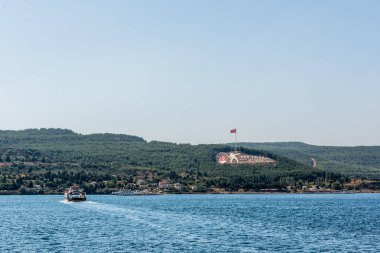 Dur Yolcu memorial Kilitbahir bölgesinde. Bu anıt İngilizce çeviri Traveller durdurmak olduğunu! Bir kez basmak toprak bir devrin sonu tanık.
