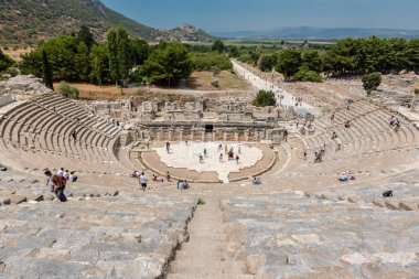 İnsanlar anfi tiyatro (Coliseum), Selçuk, Izmir, Türkiye: 20 Ağustos 2017 yılında Efes tarihi antik kenti ziyaret edin