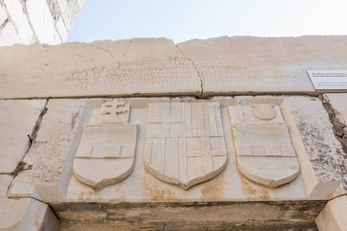 St. Peter Kalesi veya Bodrum Kalesi, Türkiye antik Roma mermer heykel duvara oyulmuş haç ve diğer işaretler.