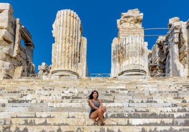 Ağustos 2017 adımları Apollo Tapınağı Didyma Didim,Aydin,Turkey.22 içinde kimliği belirsiz bir kadın oturur