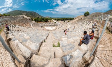 İnsanlar Selcuk.High çözünürlük panoramik görünümü Efes tarihi antik kenti, anfi tiyatro (Coliseum) ziyaret edin. Izmir, Türkiye: 20 Ağustos 2017