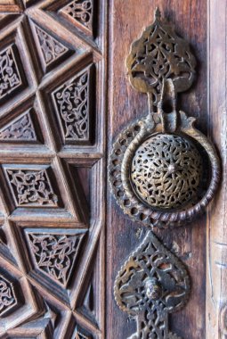 Güzel bir ahşap kapı sanat oyma ayrıntıları. Bir İslam sanat ve el sanatları.