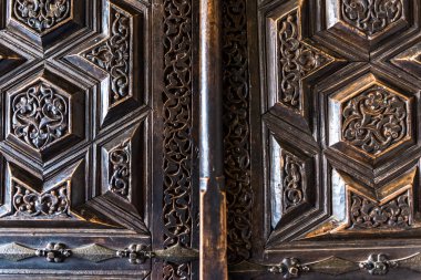Güzel bir ahşap kapı sanat oyma ayrıntıları. Bir İslam sanat ve el sanatları.