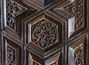 Güzel bir ahşap kapı sanat oyma ayrıntıları. Bir İslam sanat ve el sanatları.