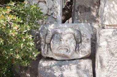 Tiyatro Roma mermer heykel maskeleri veya St. Peter Kalesi veya Bodrum Kalesi, Türkiye'de engeller.