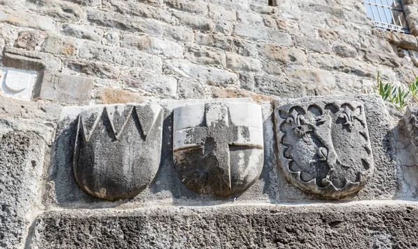 Σταυρό Και Άλλα Σημάδια Λαξευμένα Τείχος Της Αρχαίας Ρωμαϊκής Γλυπτικής — Φωτογραφία Αρχείου