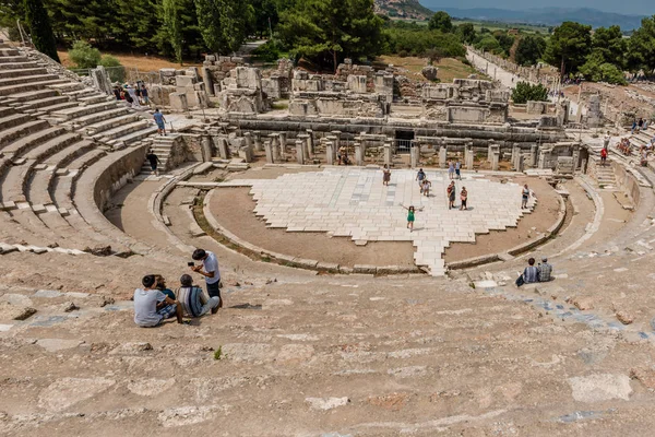 Gente Visita Anfiteatro Coliseo Antigua Ciudad Histórica Éfeso Selcuk Izmir — Foto de Stock