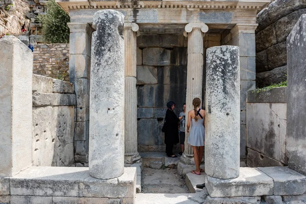 2017年8月 Selcuk Izmir Turkey 人们参观以弗所历史古城的古遗址 — 图库照片