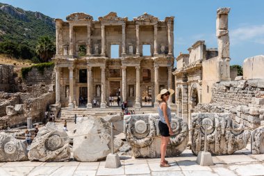 Selçuk, Izmir, Türkiye: 20 Ağustos 2017 yılında Efes tarihi antik kenti, antik Celsus Kütüphanesi genel görünümü