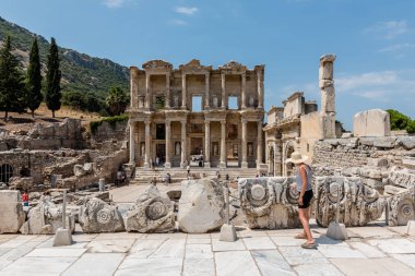 Selçuk, Izmir, Türkiye: 20 Ağustos 2017 yılında Efes tarihi antik kenti, antik Celsus Kütüphanesi genel görünümü