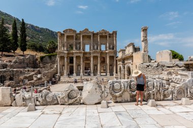 Selçuk, Izmir, Türkiye: 20 Ağustos 2017 yılında Efes tarihi antik kenti, antik Celsus Kütüphanesi genel görünümü