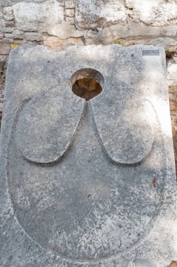 Latrines veya genel tuvaletler St. Peter Kalesi veya Bodrum Kalesi, Türkiye.