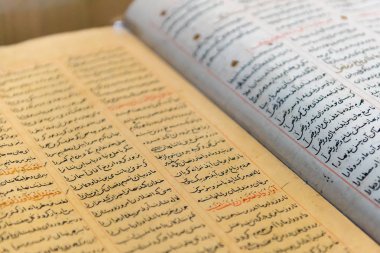 Müslüman kutsal antik kitap kuran Mevlana Müzesi, Konya, Türkiye. 28 Ağustos 2017