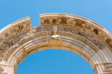 Selçuk, Izmir, Türkiye'de Efes tarihi antik kenti, Hadrian Tapınağı ayrıntılı görünüm.