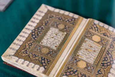 Müslüman kutsal antik kitap kuran Mevlana Müzesi, Konya, Türkiye. 28 Ağustos 2017