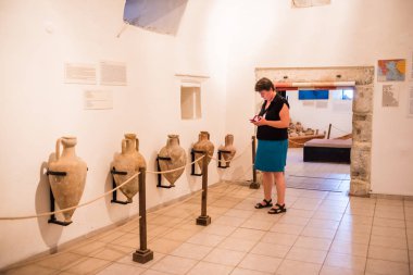 Kimliği belirsiz kişi yürümek ve St. Peter Kalesi veya Bodrum Kalesi, Turkey.23 Ağustos 201 keşfetmek