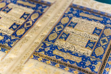 Müslüman kutsal antik kitap kuran Mevlana Müzesi, Konya, Türkiye. 28 Ağustos 2017