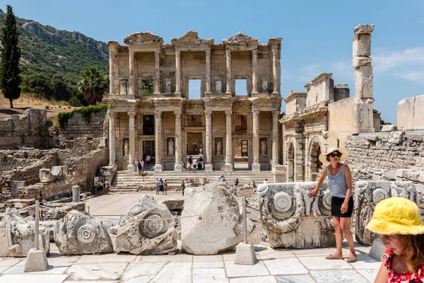 Gesamtansicht Der Antiken Celsus Bibliothek Der Historischen Altstadt Von Ephesus — Stockfoto