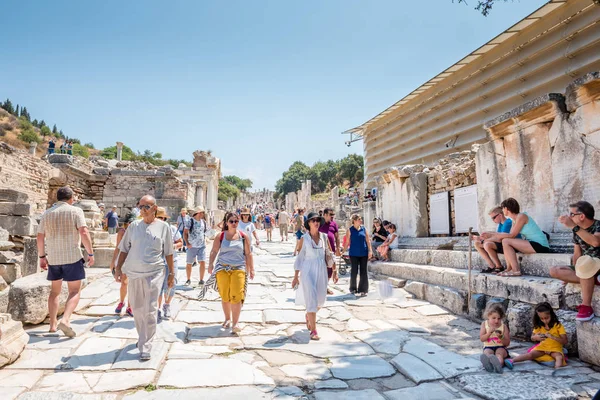 Människor Besöker Antika Ruiner Historiska Antika Staden Efesos Selcuk Izmir — Stockfoto