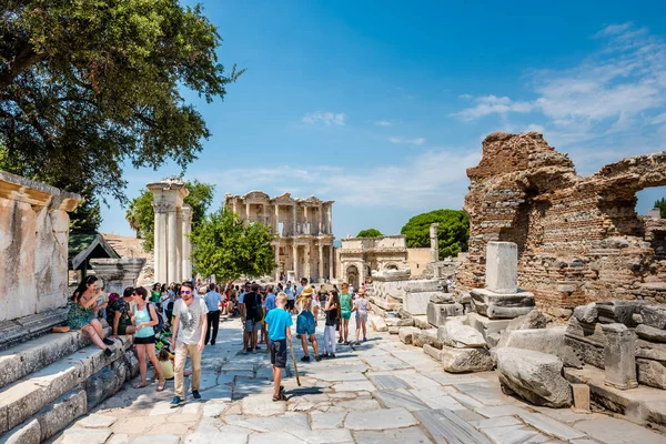 Gente Visita Ruinas Antiguas Antigua Ciudad Histórica Éfeso Selcuk Izmir — Foto de Stock