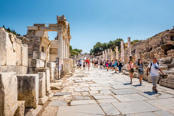 Mensen Bezoeken Eeuwenoude Ruïnes Die Ephesus Historische Oude Stad Selcuk — Stockfoto