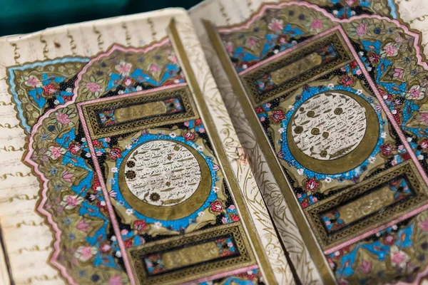 Moslem Holy Ancient Book Coran Mevlana Museum Konya Turkey Inglés — Foto de Stock