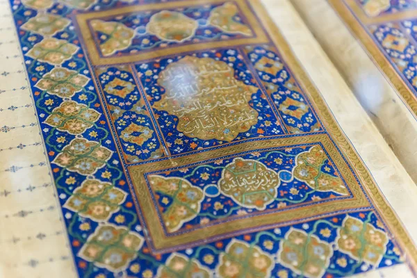 穆斯林神圣的古代书 古兰经 Mevlana 博物馆在科尼亚 土耳其 2017年8月28日 — 图库照片